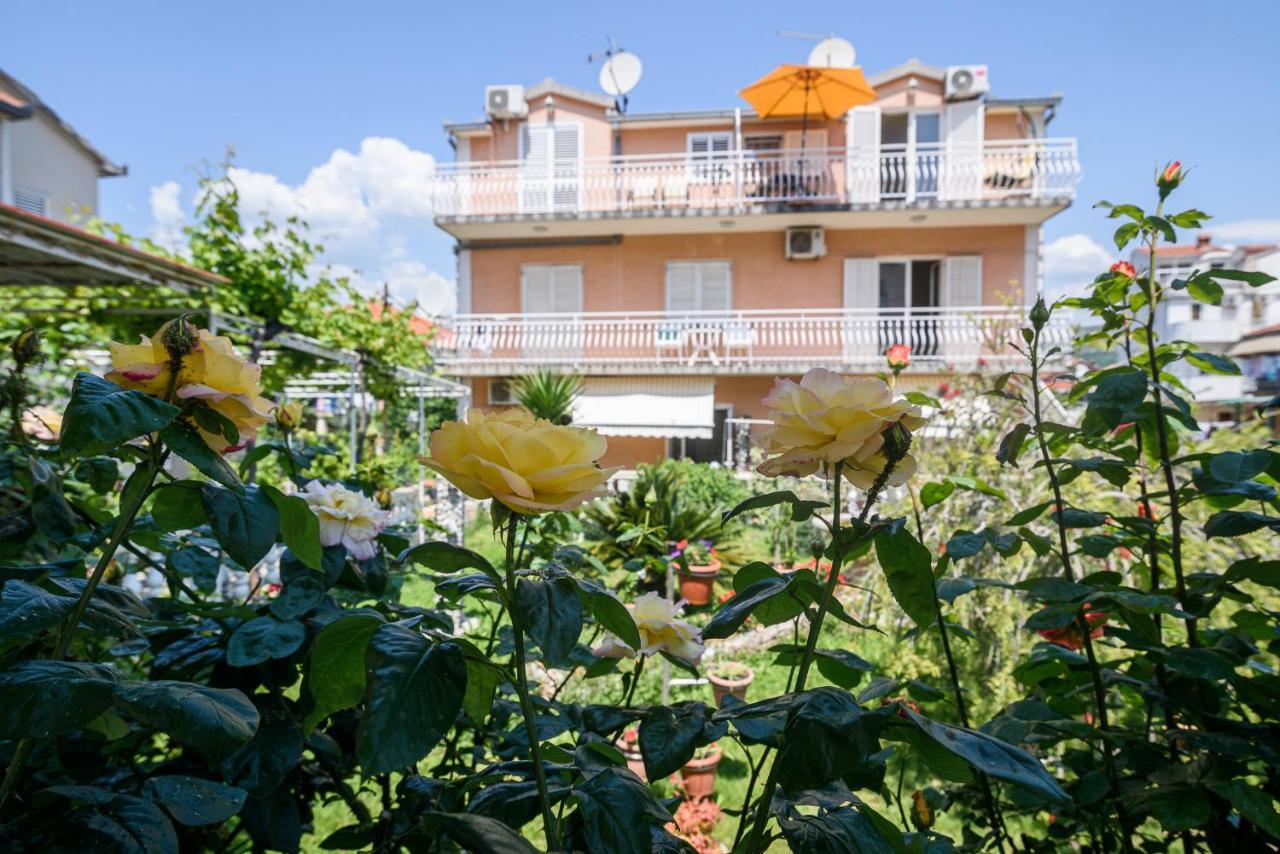 Ferienwohnung Vikeli Trogir Exterior foto